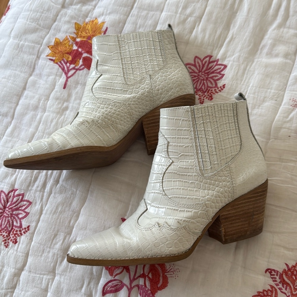 Sam Edelman Wilhelmina White Croc Booties 7.5